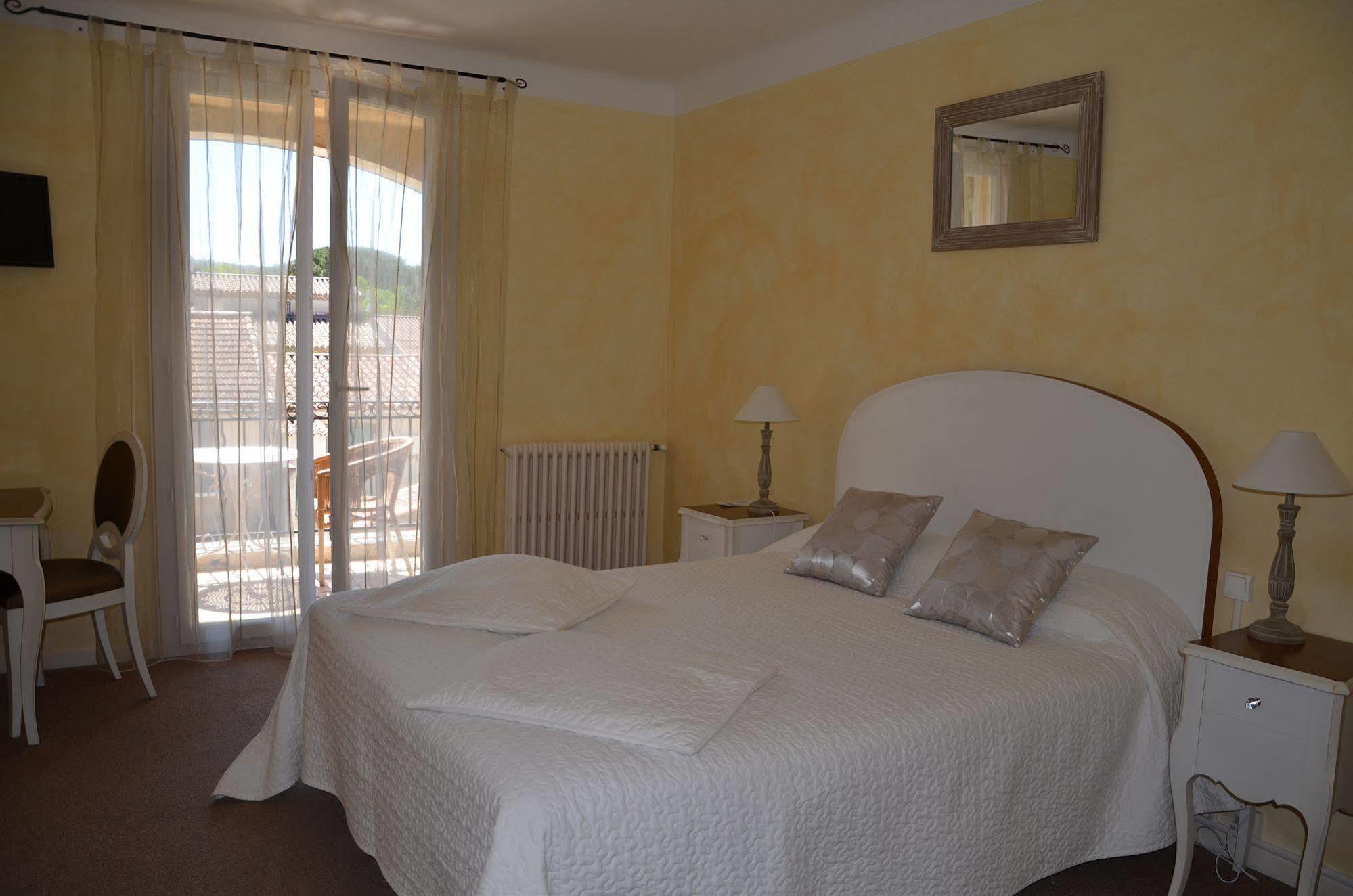 Le Castelet Des Alpilles Hotel 3*